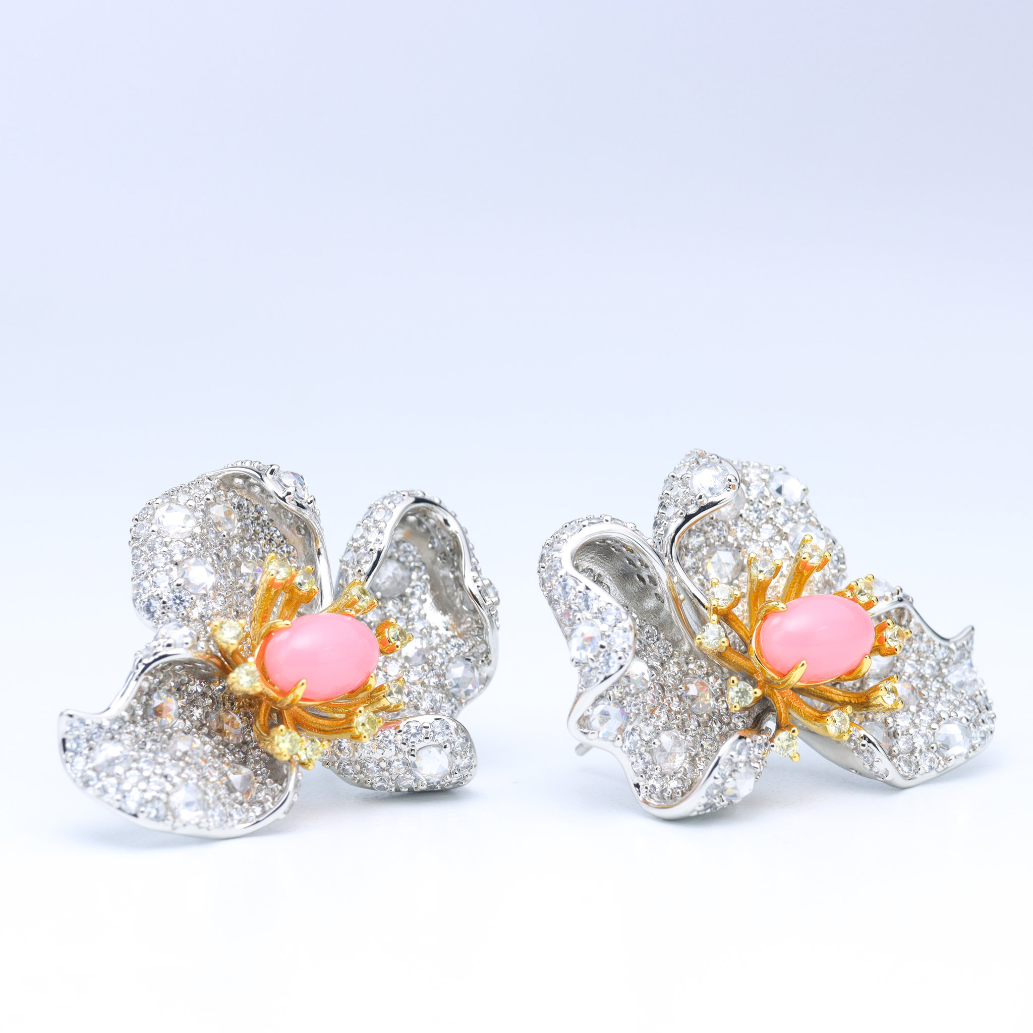 Picture of 18K Gold Plated Flower Stud Earrings with Conch Pearl